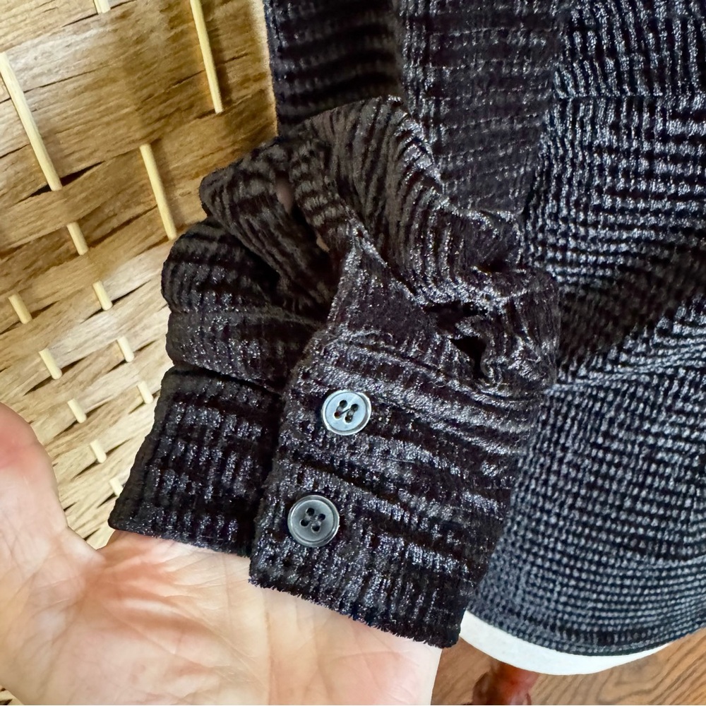 NWT black on black velvet Sanctuary button front top L - Picture 4 of 11
